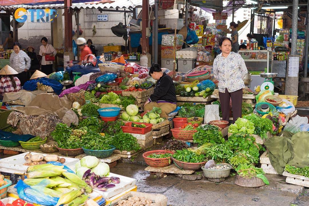 Visit Halong Market from October to April for cooler weather, and follow our guide for the best shopping tips