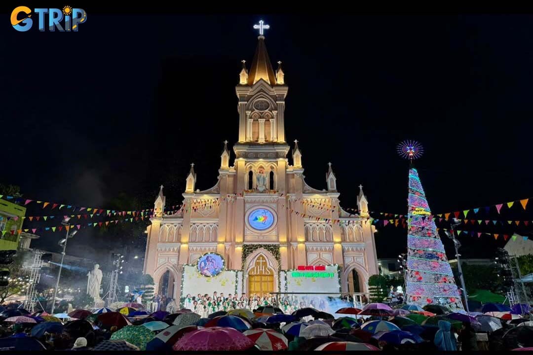 Visit in the early morning or late afternoon to enjoy soft golden light, cooler air, fewer crowds, and a calm, reflective atmosphere around the cathedral