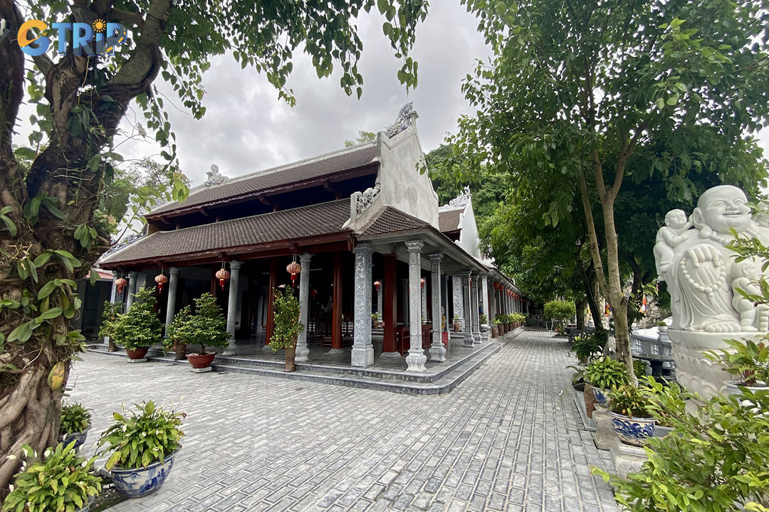 A corner inside Non Nuoc Pagoda