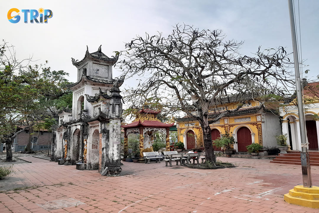 Visit Quan Lan Communal House