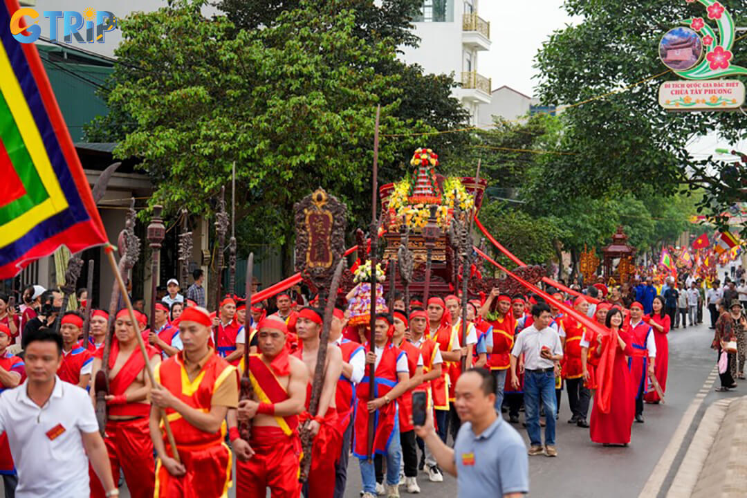 Visit Tay Phuong Pagoda on weekday mornings or late afternoons between September and April for ideal weather and fewer crowds