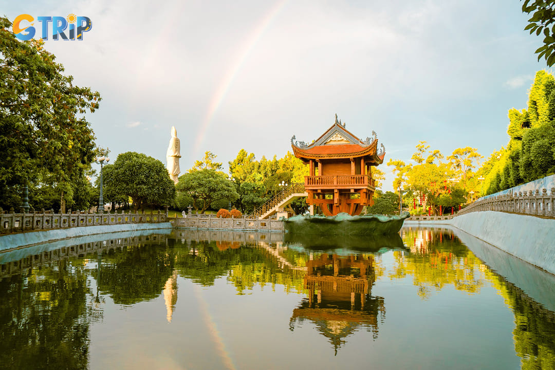 Visit the pagoda in peace to fully explore its beauty