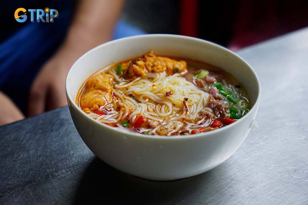 Visiting Dong Ba Market, you should eat Hue specialties like bun bo hue and me xung