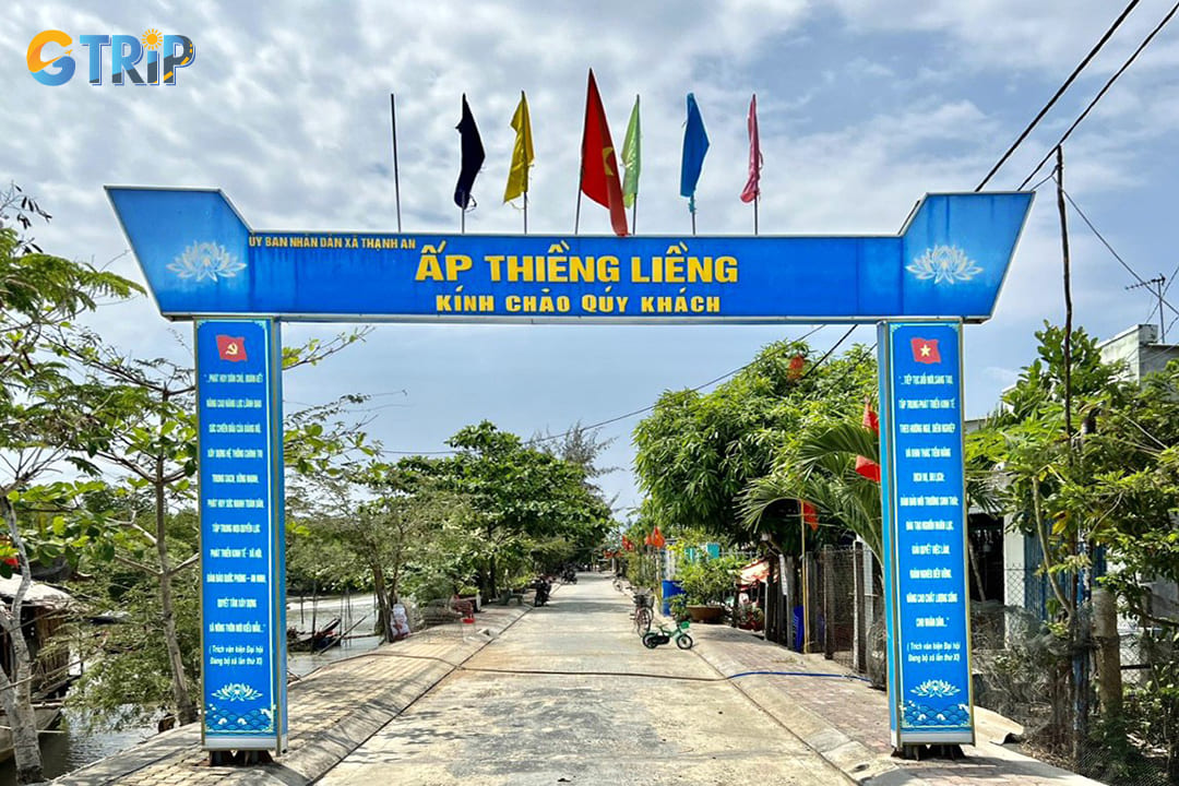 Visiting Mr. Sau Trung’s home to make traditional grass jelly is a hands-on community experience