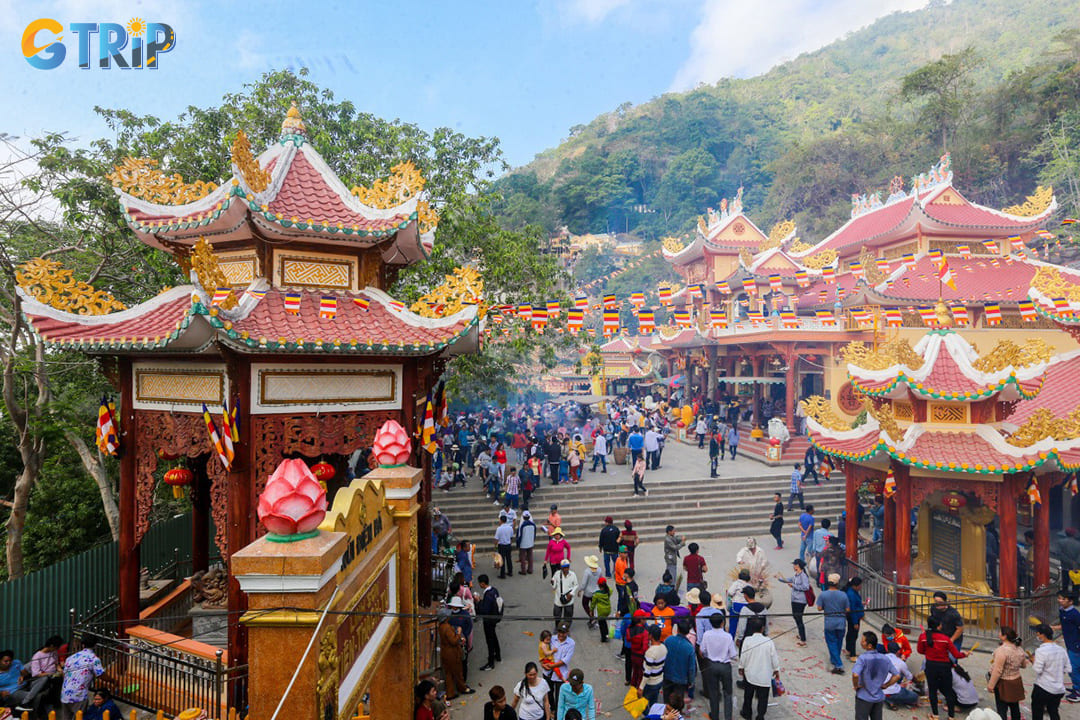 Visiting pagodas and offering incense on Ha Nguyen Festival Day