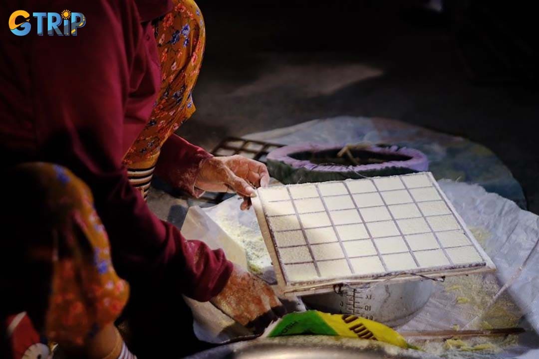Visiting the Cam Le Sesame Rice Cracker Craft Village helps you witness the process and taste the cracker right out of the oven
