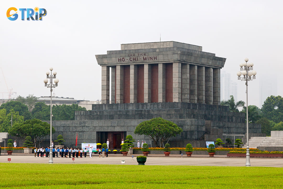 You can reach the Ho Chi Minh Mausoleum by many transportation