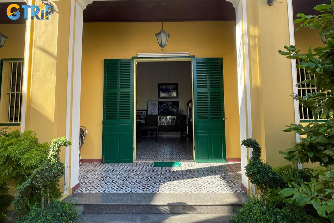 Visitors can choose from walking, cycling, motorbike, taxi, cyclo, or shuttle services depending on their location and travel preference