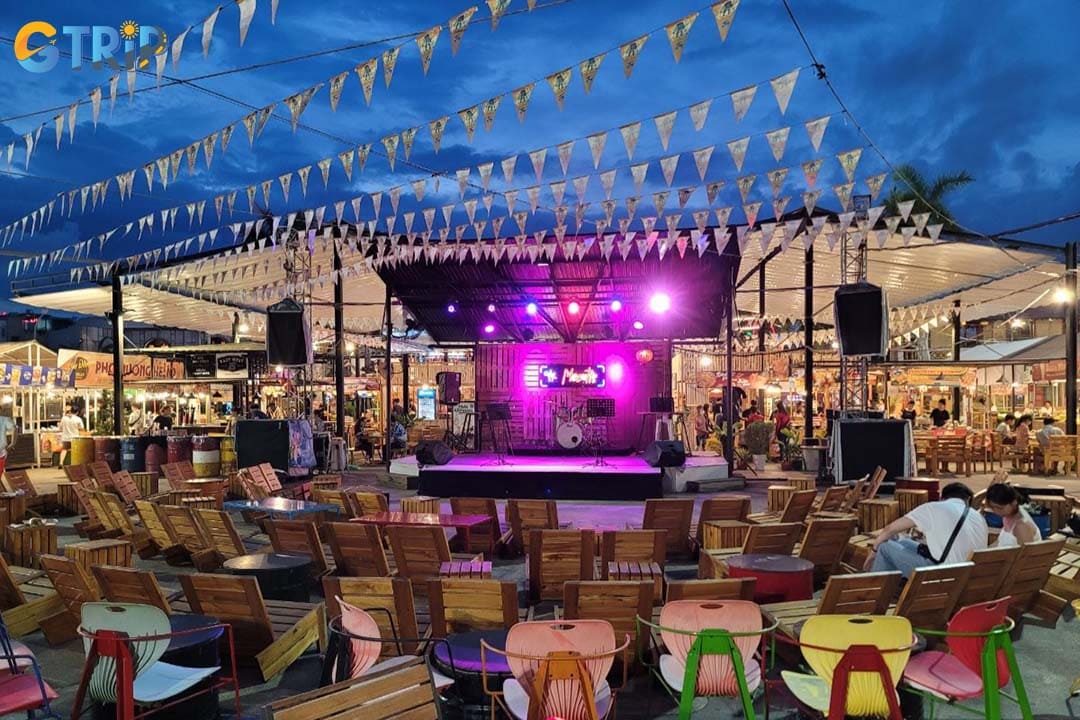 Visitors can enjoy live music shows every evening at the Helio Night Market