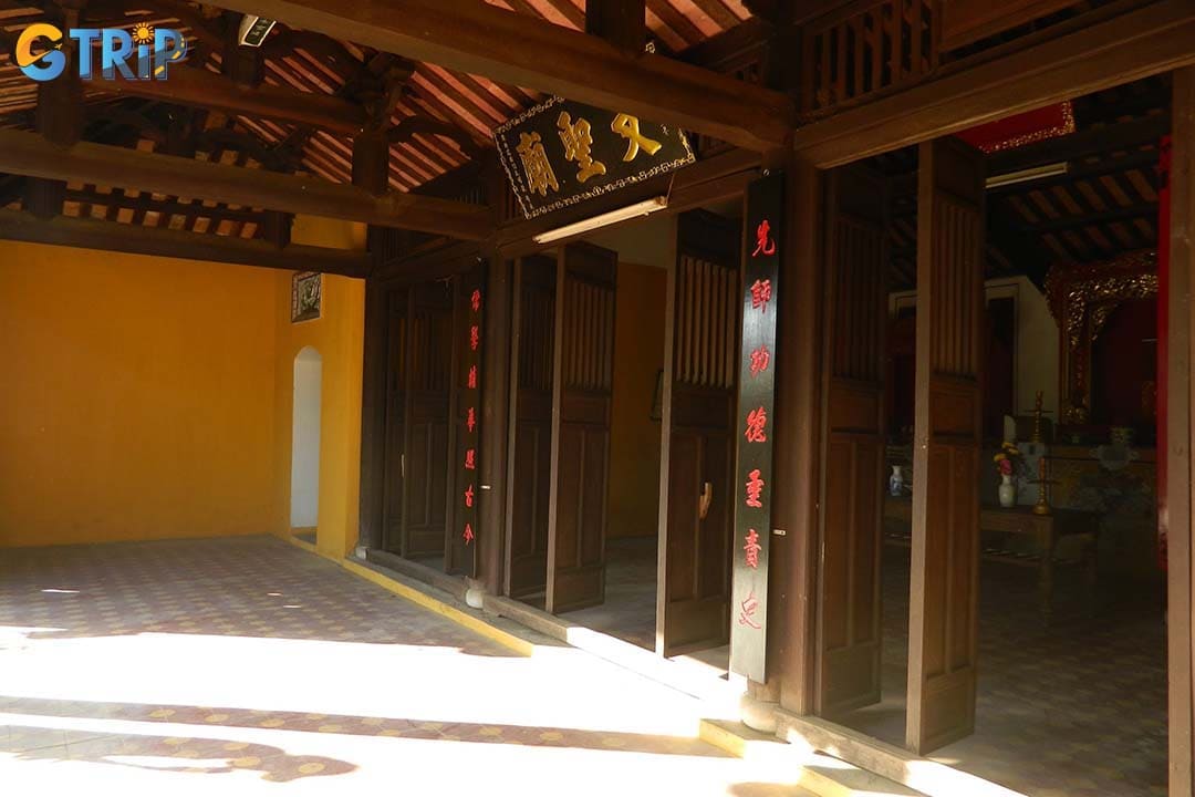 Visitors can enjoy the peace and calm environment when visiting the Cam Pho Confucius Temple