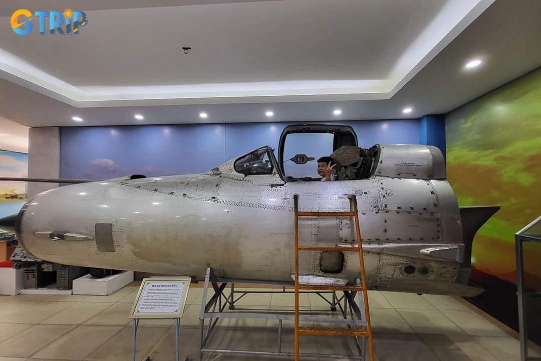Visitors can explore flight simulators, interactive touchscreens, and replica cockpits with functional control panels, offering deeper insight into Vietnam’s aviation history