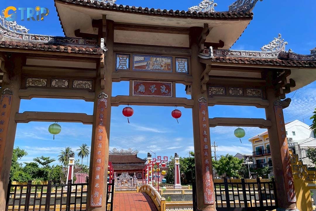 Visitors can reach Confucius Temple in Hoi An by many means of transportation