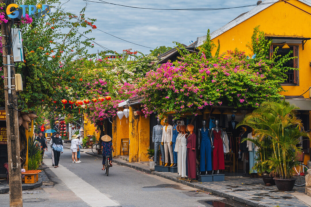 Visitors can reach Duc An Old House by walking or cycling during pedestrian hours, with parking and drop-off points available outside Hoi An Ancient Town