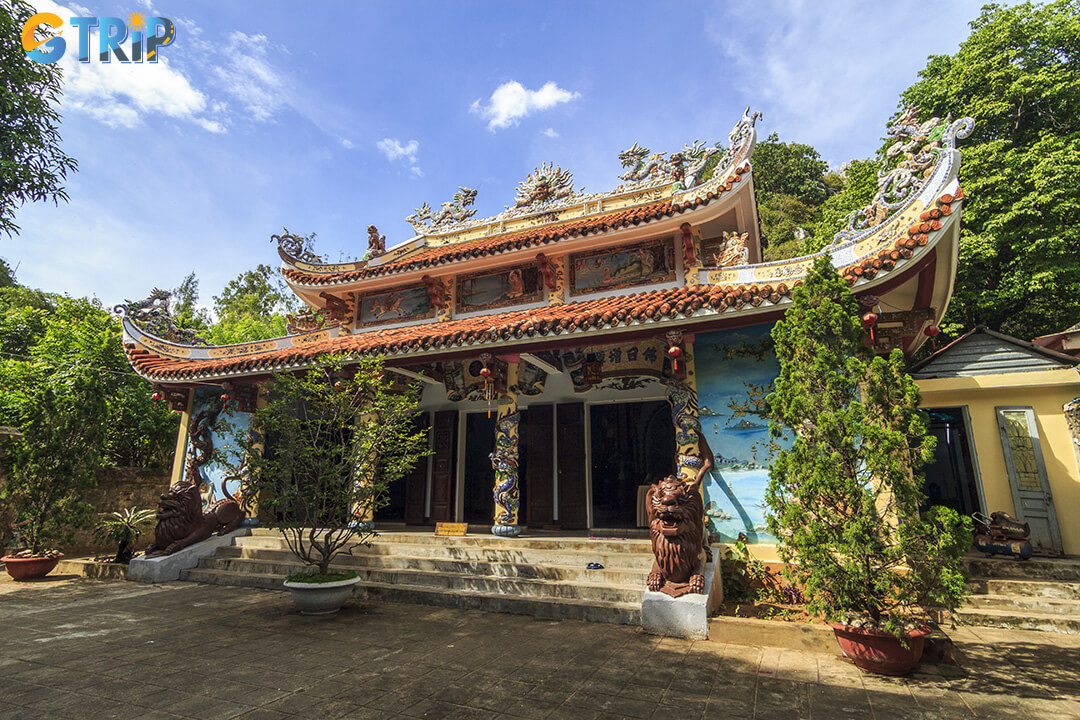 Visitors can reach Huyen Khong Cave either by climbing the scenic stone steps from Gate 1 or by taking the time-saving glass elevator from Gate 2