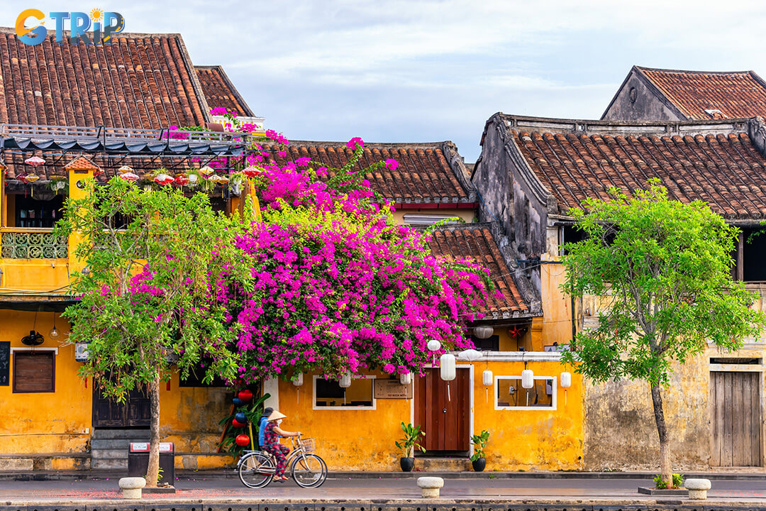 Visitors can reach the site easily by walking, cycling, taxi, motorbike, or a traditional cyclo, depending on their travel style