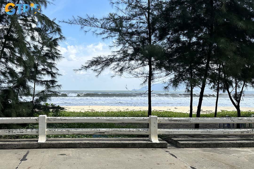 Visitors can reach Xuan Thieu Beach by motorbike, taxi, ride-hailing, or private tour, with motorbikes and taxis offering the most convenient and flexible options