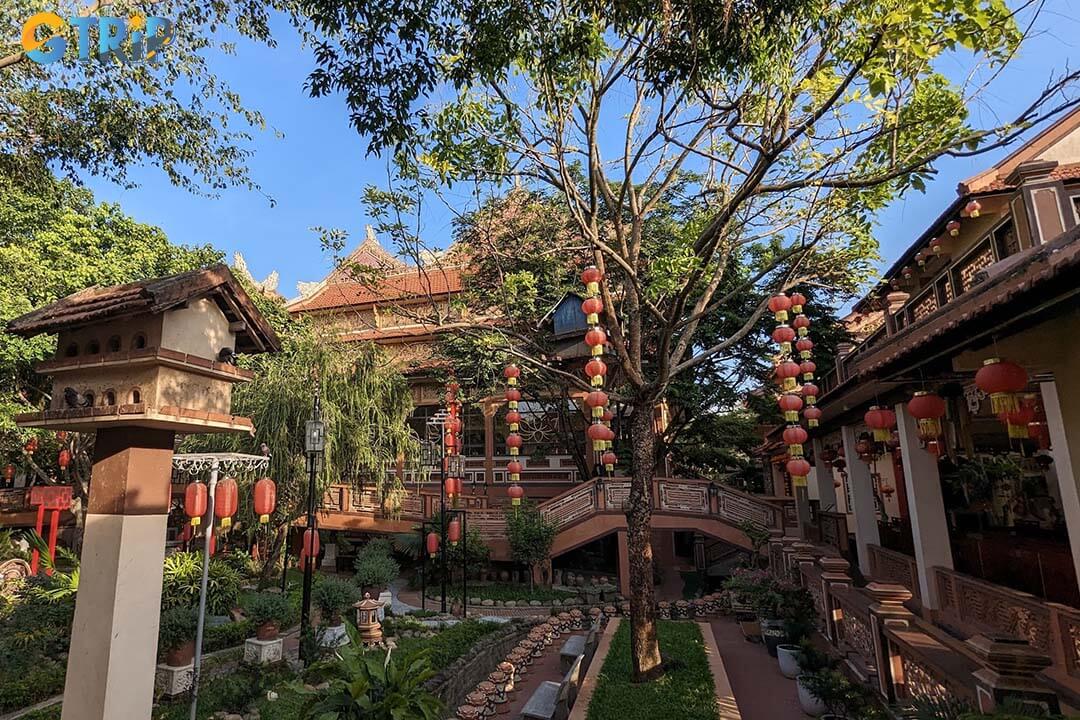 Visitors can respectfully observe at Nam Son Pagoda, especially on lunar days or festivals, for a meaningful glimpse into Vietnamese spiritual life