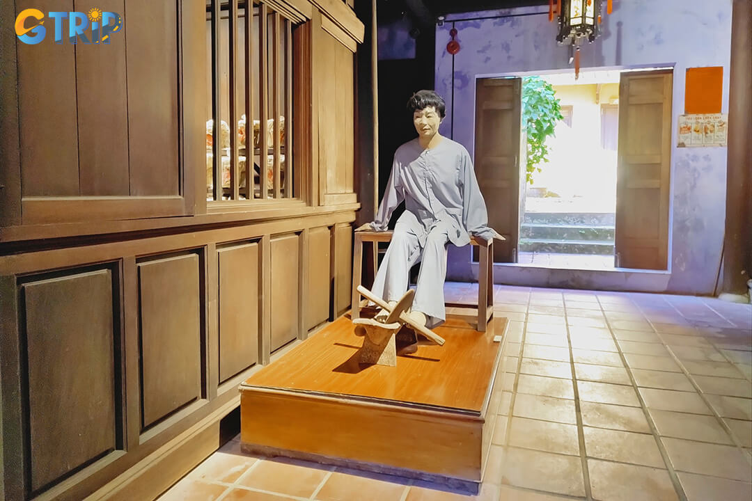 Visitors can watch live demonstrations of traditional medical practices, including pulse diagnosis, acupuncture, and the careful preparation of herbal remedies