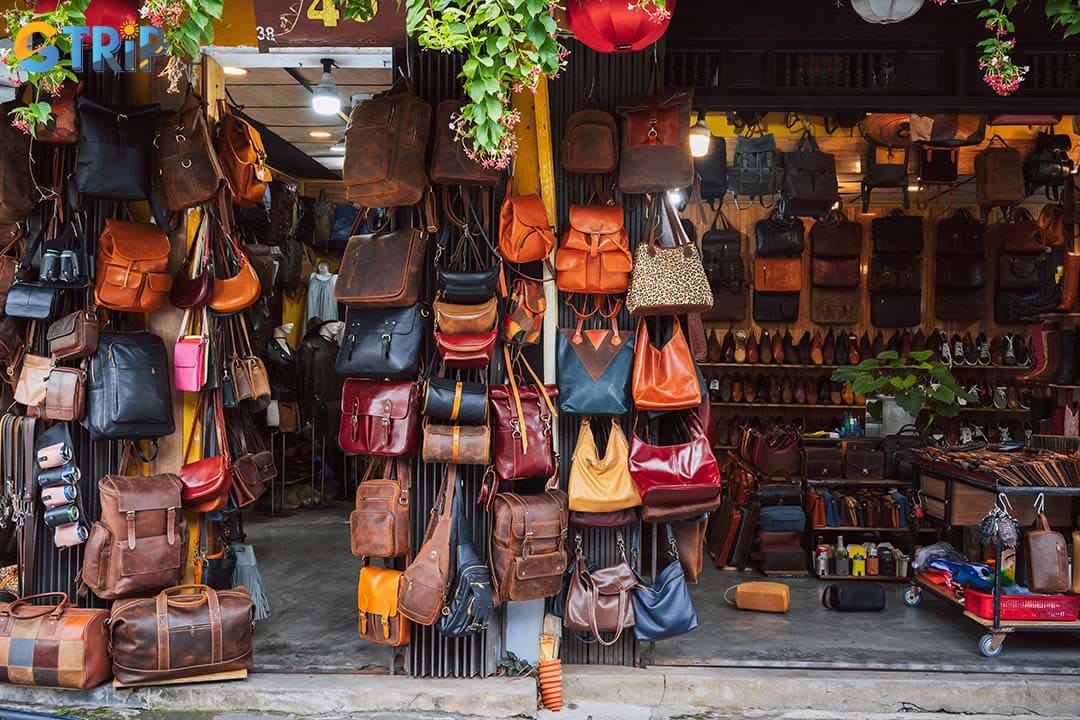 Visitors have various clothing options when visiting the Hoi An Market