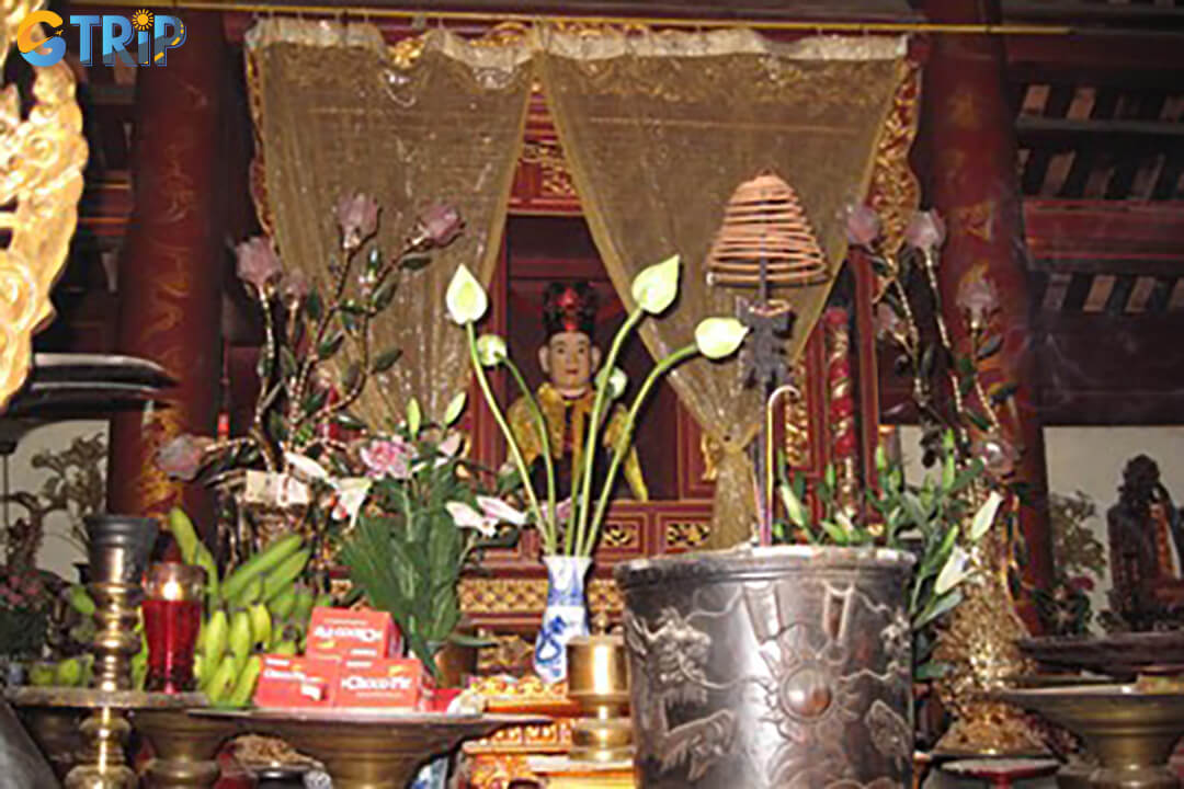 Voi Phuc Temple complex features three main halls, culminating in the Sanctuary, which enshrines Saint Linh Lang’s bronze statue and a revered sacred stone