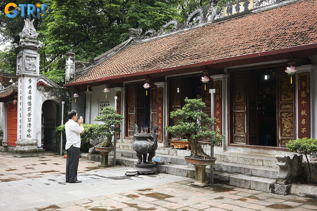 Voi Phuc Temple is a preserved national relic known for its four-pillar gate and cultural significance