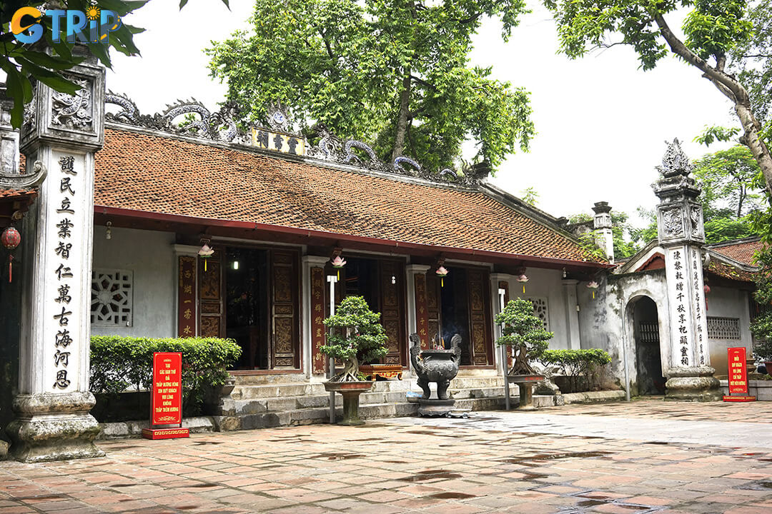 Voi Phuc Temple welcomes visitors daily, but modest dress, respectful behavior, and mindful photography are essential for a smooth and meaningful visit