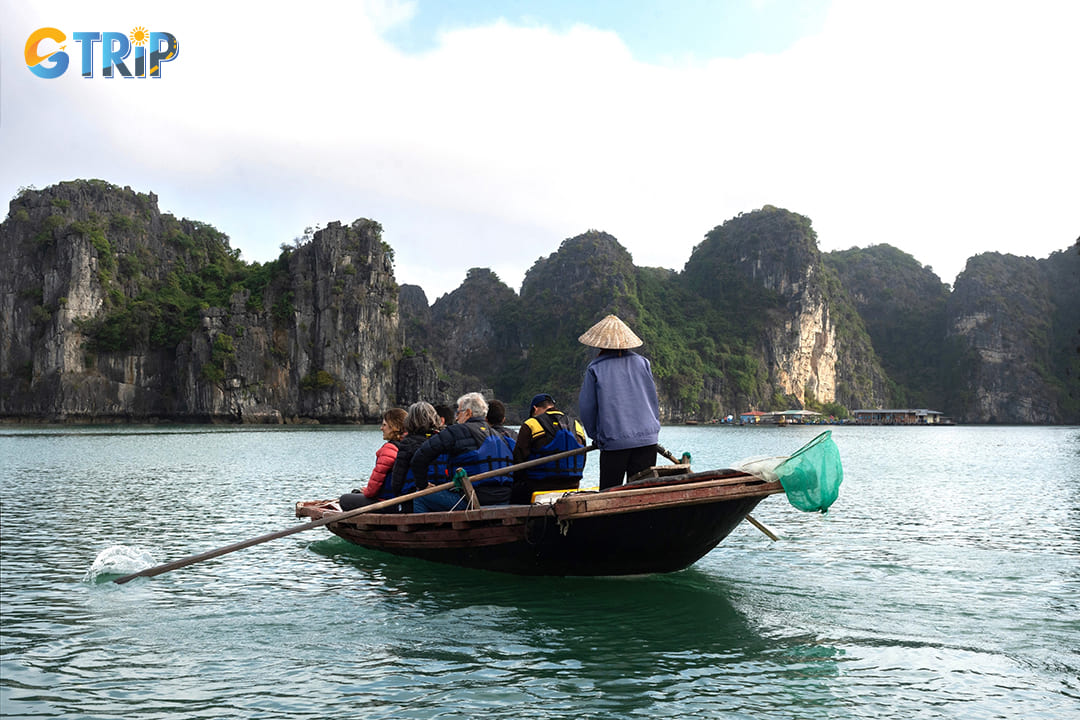 Vung Vieng kayaking allows you to navigate the peaceful environment and gain insight into the daily routines of local fishermen