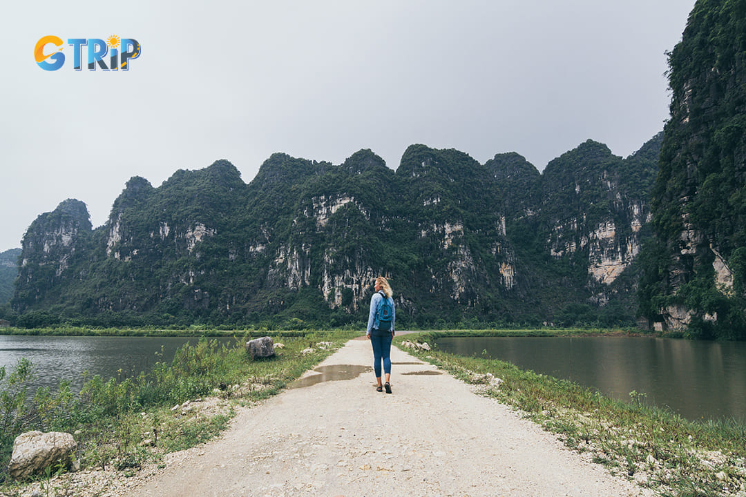 Walking from Tam Coc pier