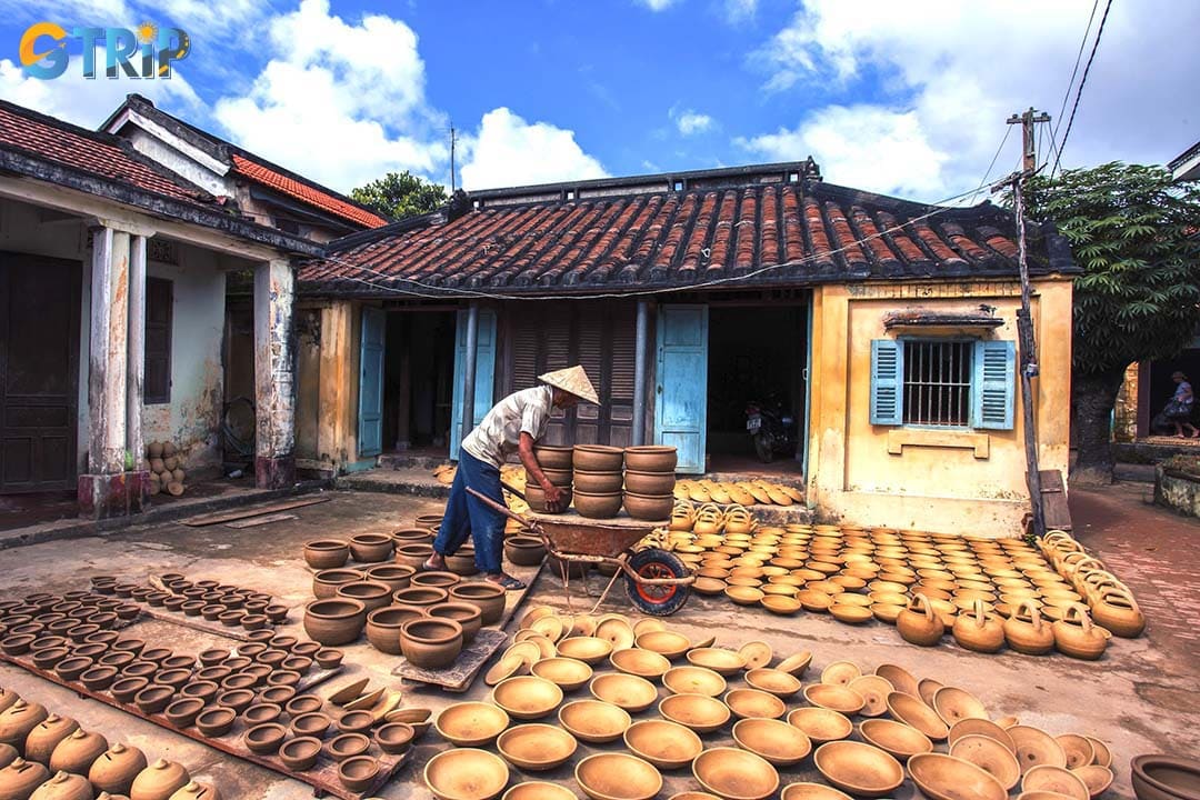 Wandering along the village, you will often see artisans working right in front of their homes or small workshops