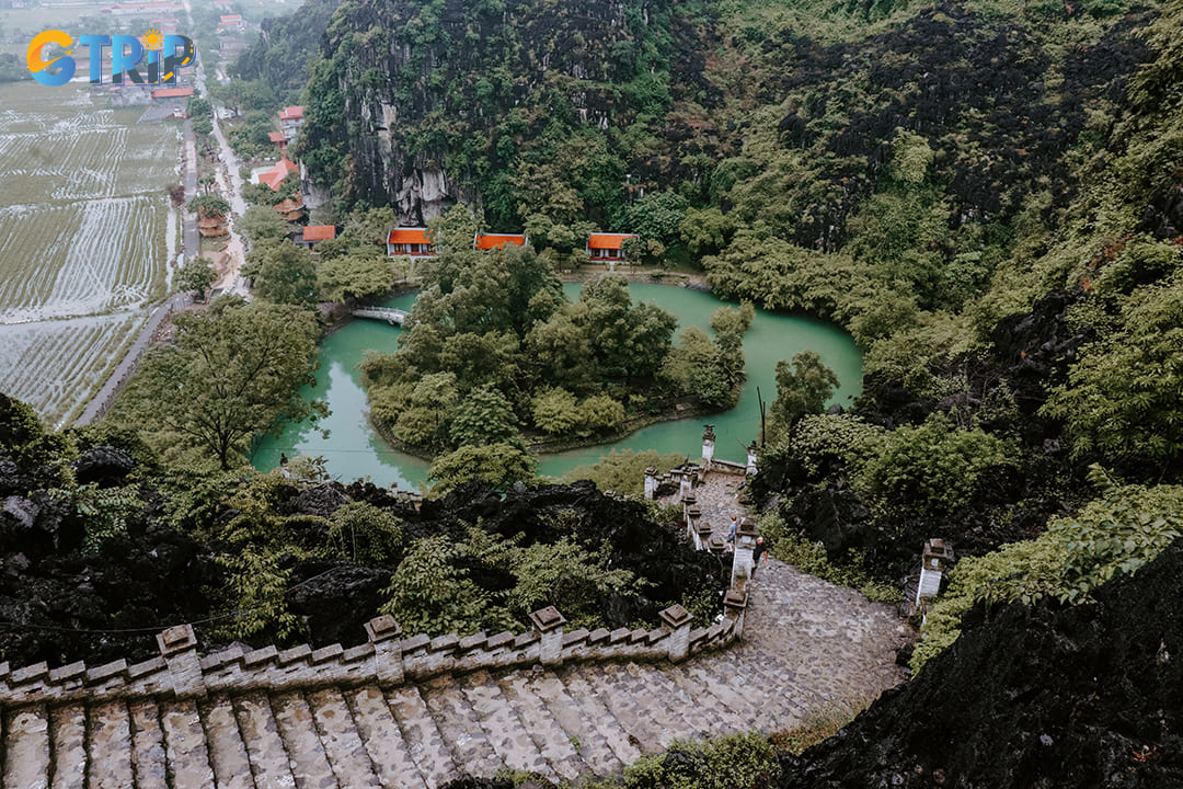 Watch your steps when hiking to the top of Mua Cave in the rainy season in July