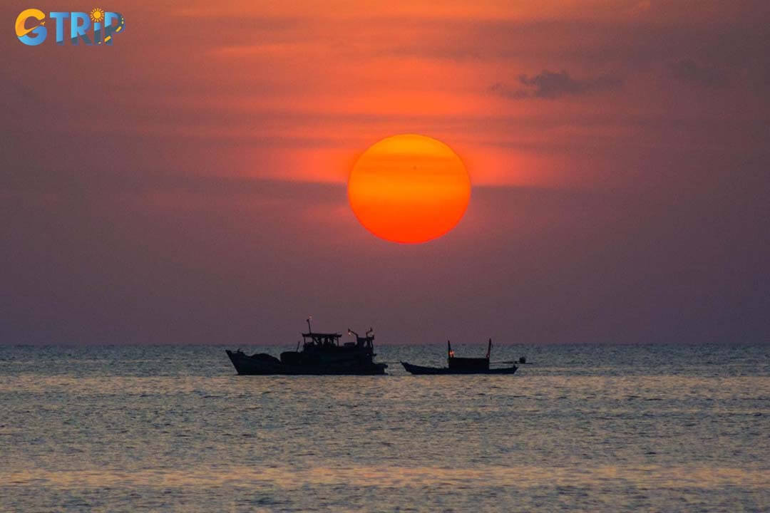 Watching sunrise or sunset at Xuan Thieu Beach reveals its famous “Red Beach” glow, as the sea reflects vivid reds and oranges in a magical, photogenic display
