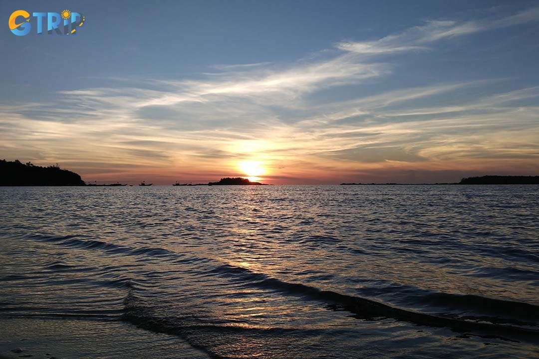 Watching the sunset on Dua Island is a moment of pure tranquility