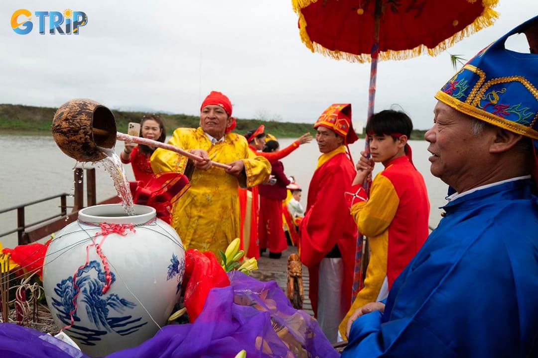  Water Procession Ritual in the Ba Xa Temple Festival