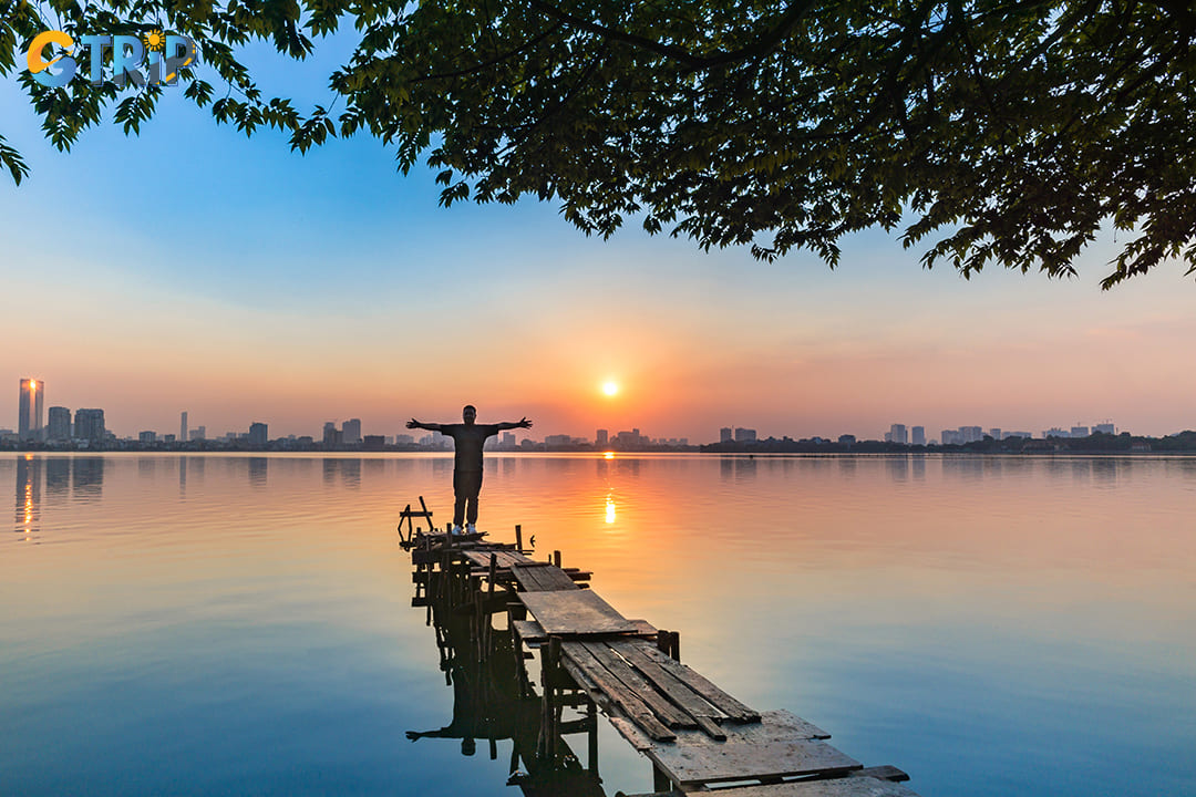 West Lake offers peaceful scenery and cultural charm, but staying alert helps ensure a smooth experience