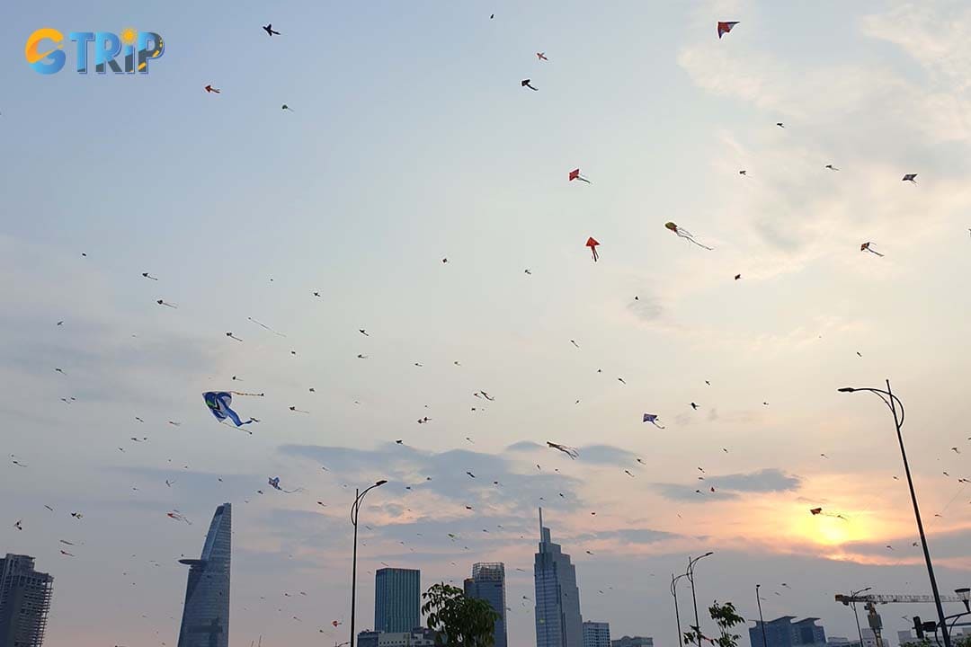 When it comes to the kite season, you can enjoy the kite flying above the tunnel