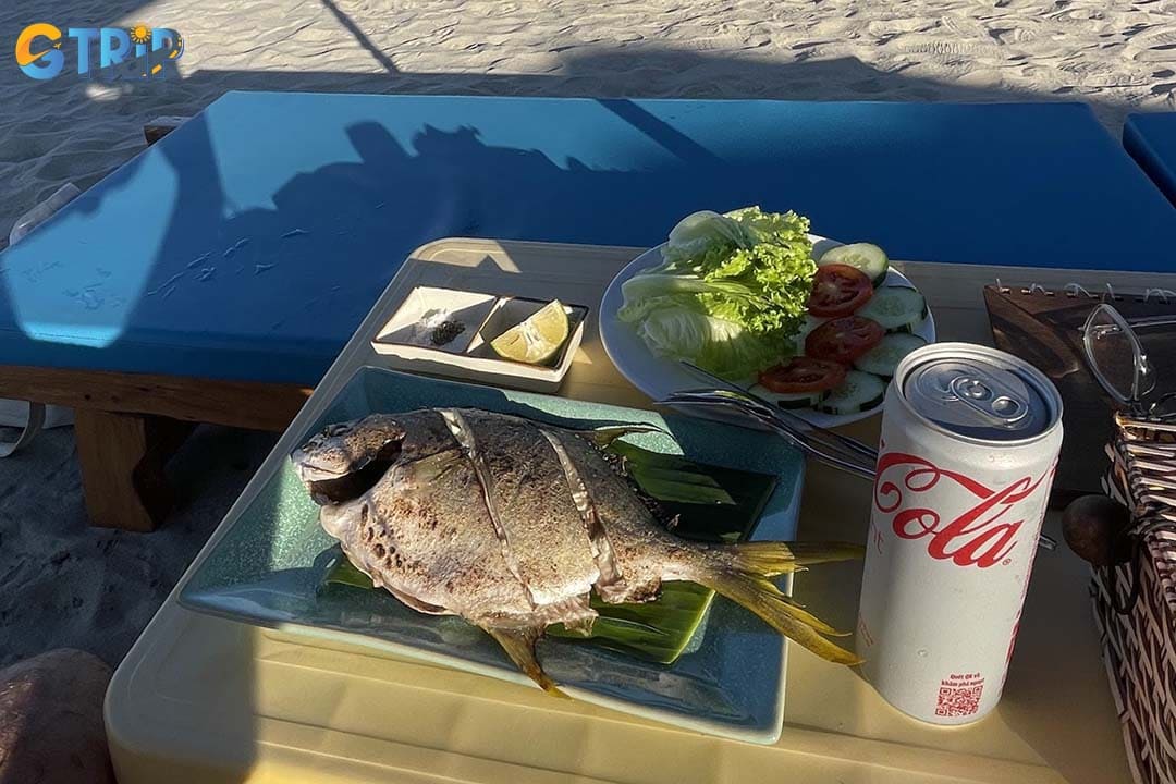When relaxing on the beach, you can try many different foods and drinks