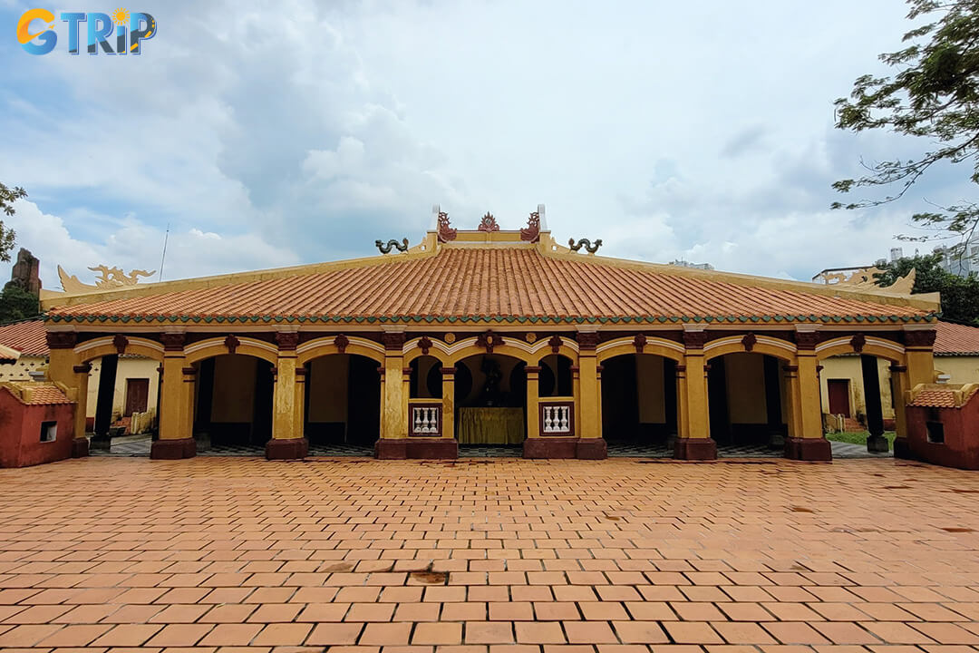 When visiting Giac Vieb Pagoda, you should dress modestly, keep quiet, avoid touching sacred artefacts, and approach your visit