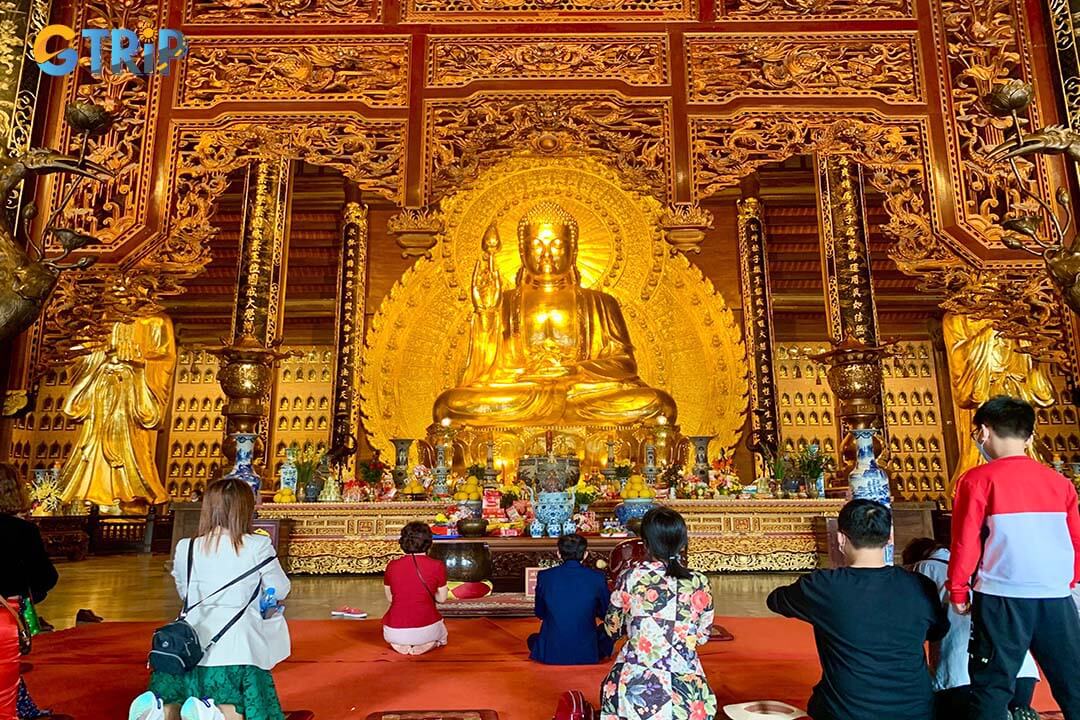 When visiting Ninh Binh’s temples, wear modest, loose-fitting clothing that covers shoulders and knees, avoid flashy accessories