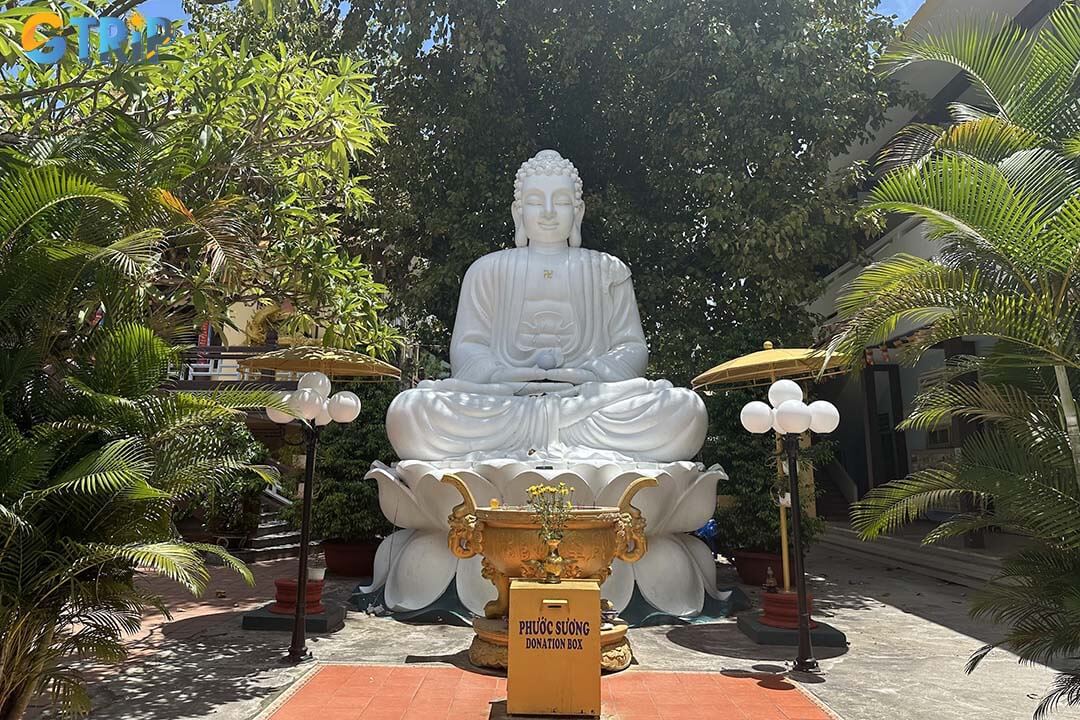 When visiting Phap Lam Pagoda, you can respectfully observe or join simple worship rituals, offering incense and enjoying the pagoda’s calm, inclusive spiritual atmosphere