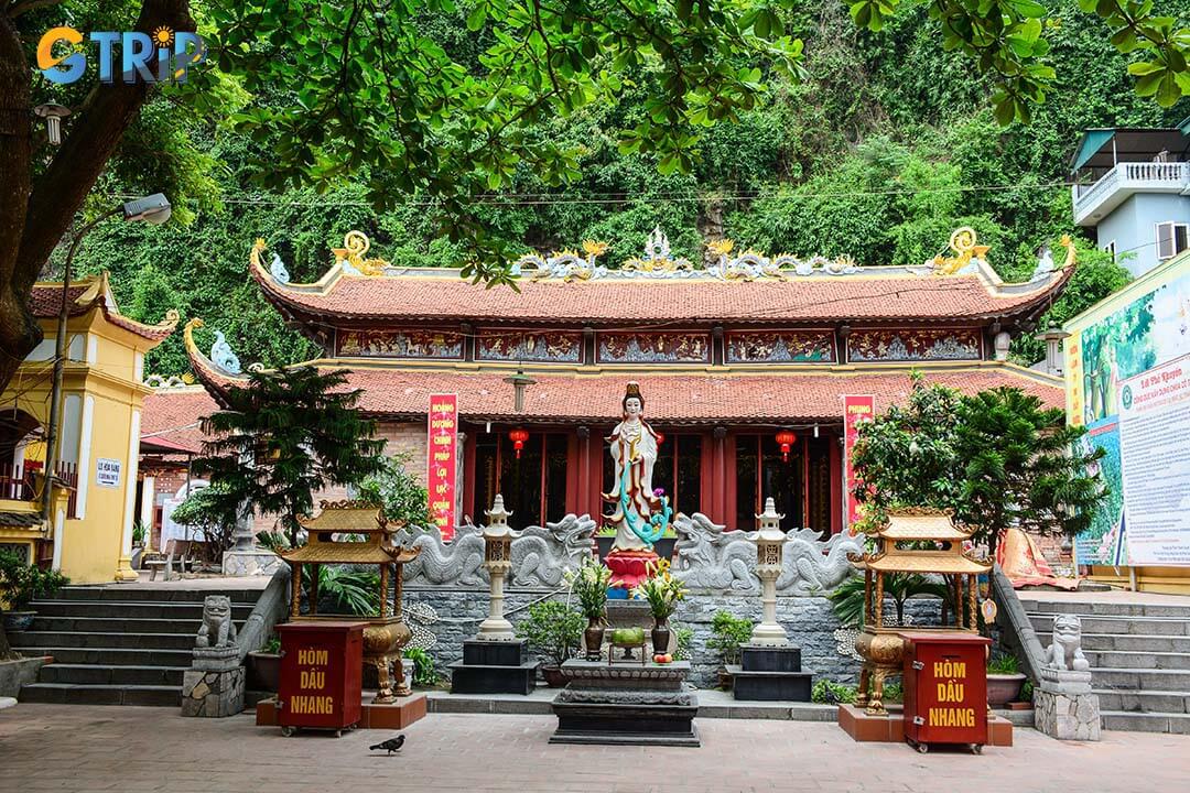 When visiting temples and pagodas in Ha Long, wear modest clothing like long pants, covered shoulders, and easy-to-remove shoes to show respect