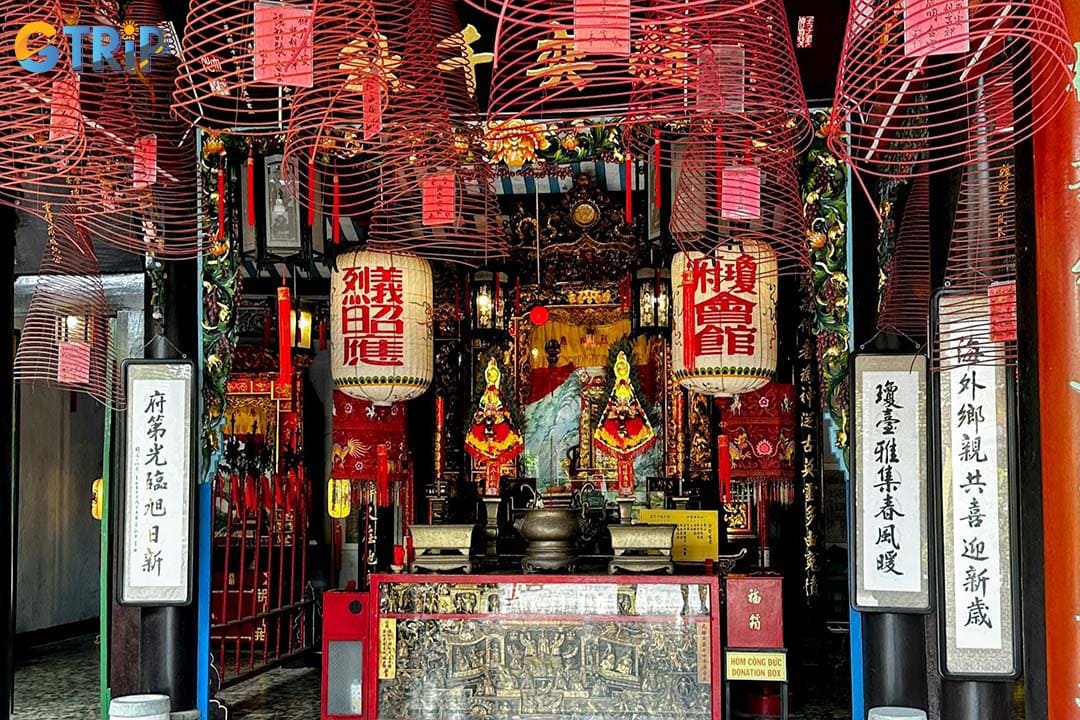When visiting the hall, you should pray for good fortune and worship at the main and back halls