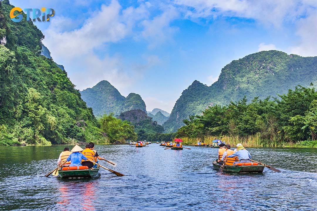 When you visit Ninh Binh by boat tour, the rowers will be the guides who will introduce you to the necessary information for the whole trip
