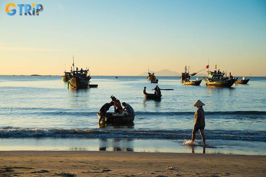 With golden sunrises, fiery sunsets, basket boats on the sand, and distant views of the Lady Buddha, My Khe Beach offers endless photo opportunities for every traveler