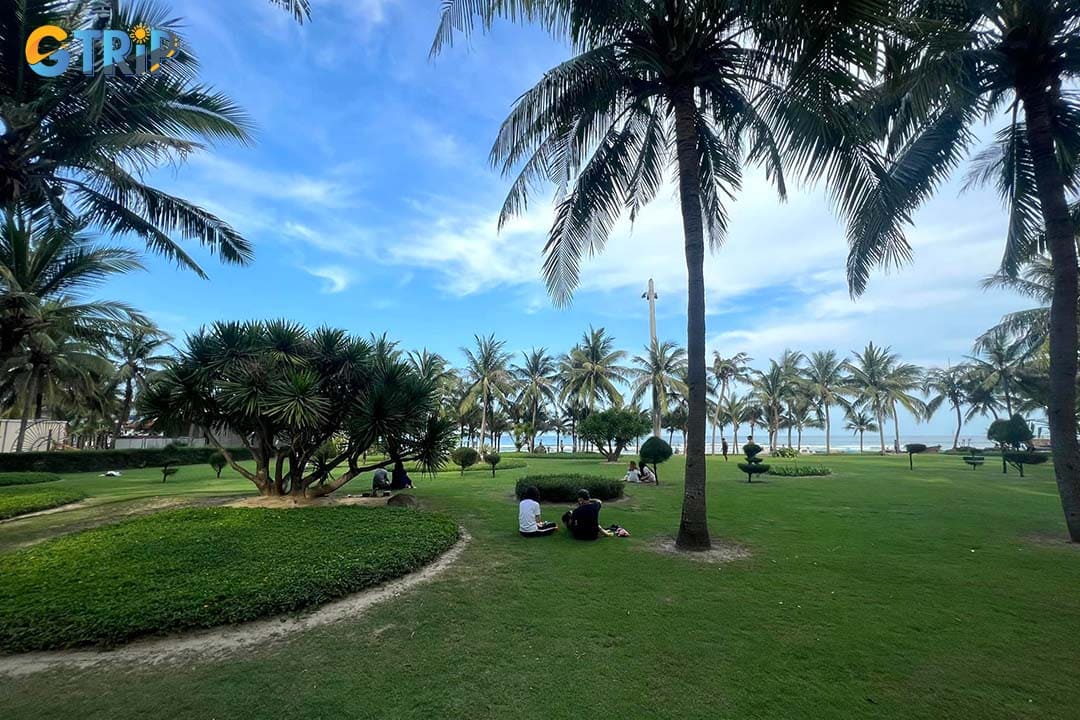 With wide lawns, coconut palms, a pristine beach, and endless sea views, East Sea Park is perfect for capturing golden-hour sunrises, doves in flight