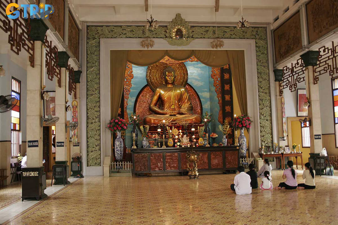 Xa Loi Buddhist Temple offers Sunday sermons and mindfulness sessions, giving visitors a serene space to experience living Buddhist practice