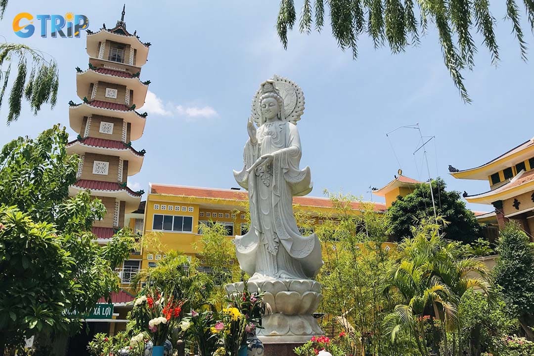 Xa Loi Pagoda is a historically significant Buddhist site in Ho Chi Minh City, known for its modern architecture and its central role in the 1963 Buddhist protests