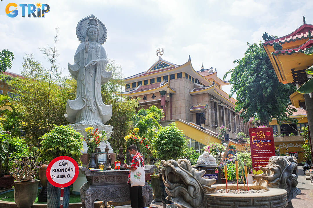 Xa Loi Temple is easily accessible by bus, ride-hailing, or a short 10-minute drive from Ben Thanh Market, with convenient on-site parking