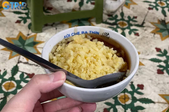 Xoi che is a Hanoi speciality that pairs fragrant sticky rice with sweet soups, creating a harmonious blend of richness and sweetness