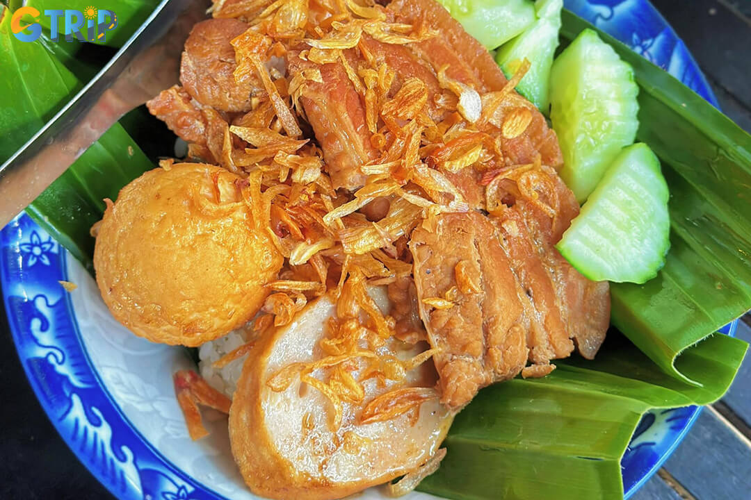 Xoi is a traditional Vietnamese sticky rice dish, loved for its comforting texture and diverse sweet and savory toppings