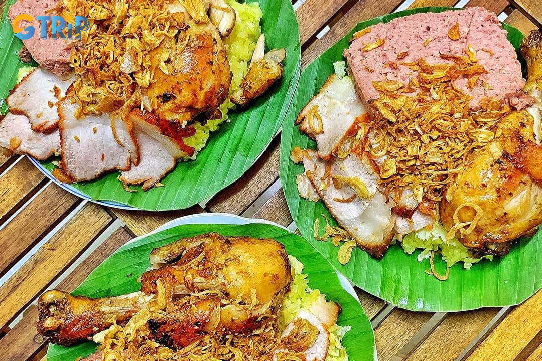 Xoi xeo stands as one of Hanoi's most beloved breakfast dishes and late-night snacks